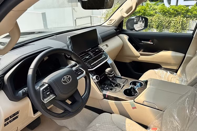 Hệ thống an toàn chủ động Toyota Safety Sense cũng được nâng cấp từ bản TSS 2.0 lên TSS 3.0, tương đương với phiên bản mới nhất hiện nay của hãng. Nhờ đó, LC300 2025 được bổ sung thêm hệ thống hỗ trợ ra khỏi xe an toàn và phanh hỗ trợ đỗ xe có khả năng nhận diện người đi bộ.