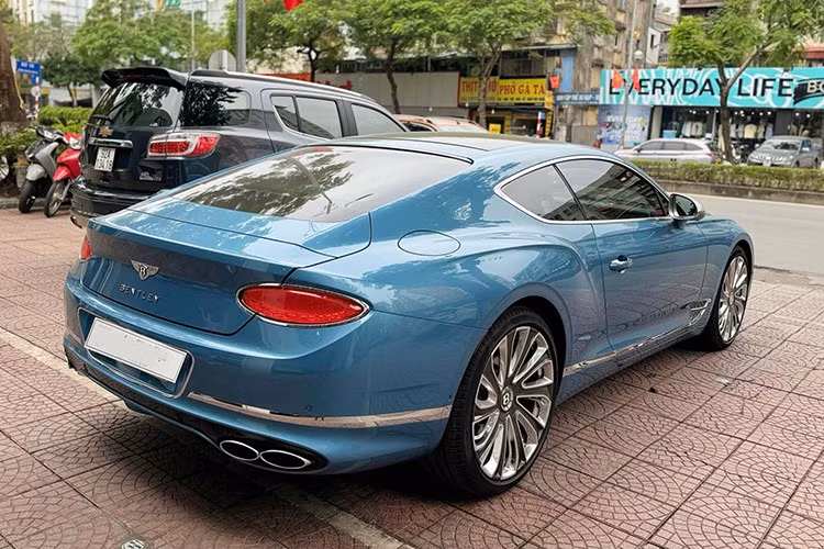 Sức mạnh này sẽ kết hợp cùng hộp số tự động 8 cấp, nhờ đó mà chiếc Coupe siêu sang thể thao Bentley Continental GT V8 Mulliner 2022 có thể đua nước rút từ vị trí xuất phát lên 100 km/h chỉ trong thời gian 4 giây trước khi đạt vận tốc tối đa 319 km/h.