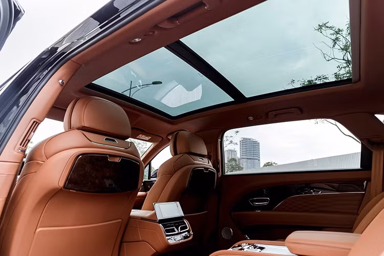 Tùy chọn hệ thống giải trí phía sau Bentley Rear Entertainment cho phép hành khách sử dụng màn hình 10,1 inch gắn sau lưng ghế trước để theo dõi các nội dung từ thiết bị di động cá nhân. Hay chức năng sưởi cửa sau và sưởi tựa tay trung tâm. Đèn nội thất mang tên Bentley Diamond Illumination (nơi ánh sáng được phát ra dưới lớp da cao cấp có họa tiết kim cương trên cánh cửa).