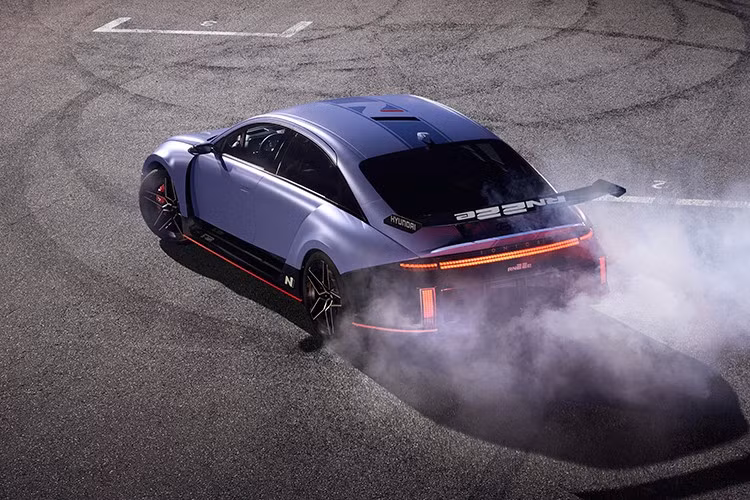 Từ hình ảnh hé lộ, Ioniq 6 N nổi bật với cánh gió cố định lớn phía sau, vòm bánh mở rộng, gầm xe hạ thấp và cản trước và sau đậm chất khí động học. Phong cách này gợi nhớ đến concept RN22e, và khẳng định định hướng thể thao đúng chất “N”.