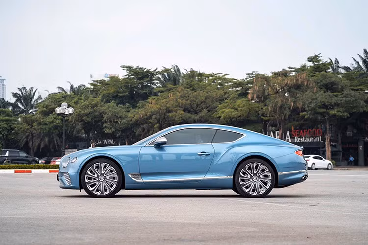 Chẳng hạn, lúc về nước chiếc coupe siêu sang Bentley Continental GT V8 Mulliner 2022 trong bài viết này có giá hơn 21 tỷ đồng, nhưng hiện tại xe đang được giao dịch với mức giá bán khoảng trên 15 tỷ đồng, như vậy chỉ sau vài năm trải nghiệm, xe đã bị khấu hao khá nhiều.
