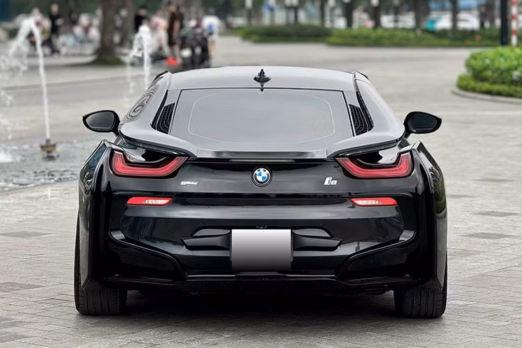Động cơ của xe BMW i8 là hệ truyền động hybrid hiện đại, bao gồm động cơ xăng 3 xylanh, dung tích 1.5 lít, TwinPower Turbo và mô-tơ điện. Trong đó, động cơ đốt trong sản sinh công suất cực đại 231 mã lực và mômen xoắn cực đại 320 Nm, mô-tơ điện có công suất 141 mã lực và mômen xoắn cực đại 250 Nm.