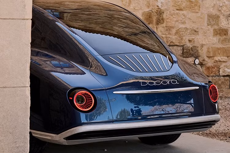 Trong thế giới nơi Bentley đang điện hóa, Rolls-Royce vừa ra mắt Spectre chạy pin, và các hãng siêu xe đồng loạt bước vào kỷ nguyên EV, thì Dacora chọn một lối đi hoàn toàn khác: không theo xu hướng, không áp đặt công nghệ, mà lặng lẽ xây dựng một chuẩn mực mới cho cá nhân hóa.