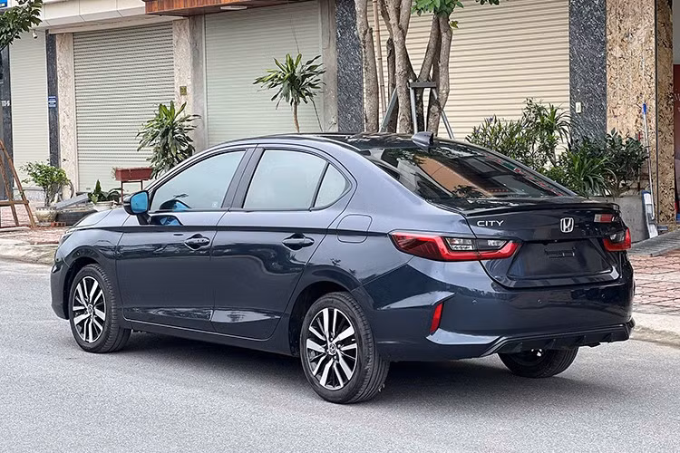 Honda City vốn có giá khá cao trong phân khúc, dao động từ 499 - 569 triệu đồng. Tuy nhiên, xe lại được yêu thích nhờ thiết kế bắt mắt và trang bị tốt. Đặc biệt, xe được trang bị các tính năng an toàn chủ động ADAS ở mọi phiên bản.