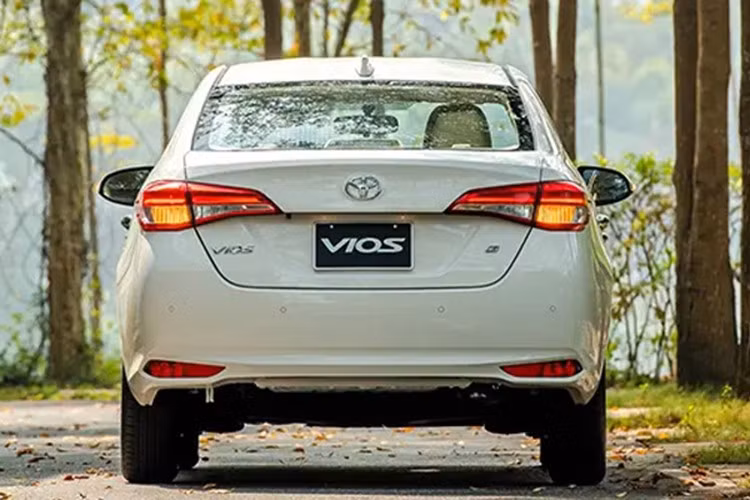 Trong tháng 6 này, Toyota Vios một lần nữa được hãng ưu đãi 50% lệ phí trước bạ với giá trị tối đa từ 30 - 35 triệu đồng. Bên cạnh đó, xe còn được tặng kèm bảo hiểm thân vỏ trị giá từ 7 - 8 triệu đồng. Với chương trình khuyến mãi chính hãng này, Toyota Vios dự kiến sẽ giữ vững phong độ trong tháng 6.