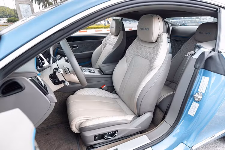Chiếc xe Coupe siêu sang Bentley Continental GT Mulliner đang được chào bán hơn 15 tỷ đồng là xe nhập khẩu theo diện chính hãng, thuộc phiên bản V8 với đặc điểm nhận biết dễ nhất là ống xả kép của xe so với bản W12 sử dụng ống xả Oval.