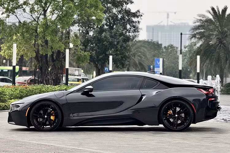 Tại thời điểm đó, người chơi xe BMW i8 phải bỏ ra hơn 8 tỷ đồng, nhưng giờ đây, chỉ có 2 tỷ đồng đã sở hữu được mẫu xe đặc biệt nhất của hãng xe Đức. Chiếc xe này đời 2015, và đồng hồ công tơ mét của xe đã chạm ngưỡng 31.362 km, không quá nhiều.