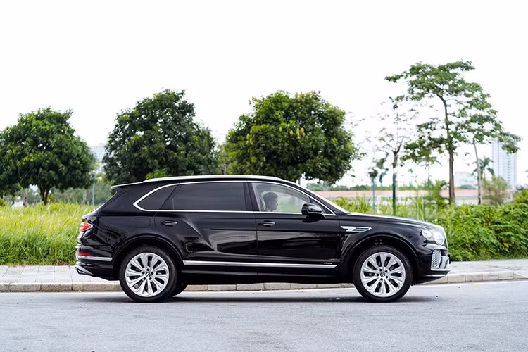 So với bản tiêu chuẩn, Bentley Bentayga EWB Azure của doanh nhân Gia Lai mới mua lại được kéo dài ra thêm 180 mm, qua đó, mang đến nội thất rộng rãi hơn.