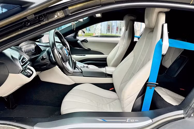 Nổi bật trên táp-lô là màn hình hiển thị 10.25 inch độ phân giải HD, tích hợp hệ thống định vị Navigation Professional.Ngoài ra có thể kể đến một số tiện nghi khác trên BMW i8 như 16 loa Harman Kardon, màn hình hiển thị thông tin trên kính lái, đèn pha laser chống chói, lẫy chuyển số, hệ thống điều hòa tự động,...