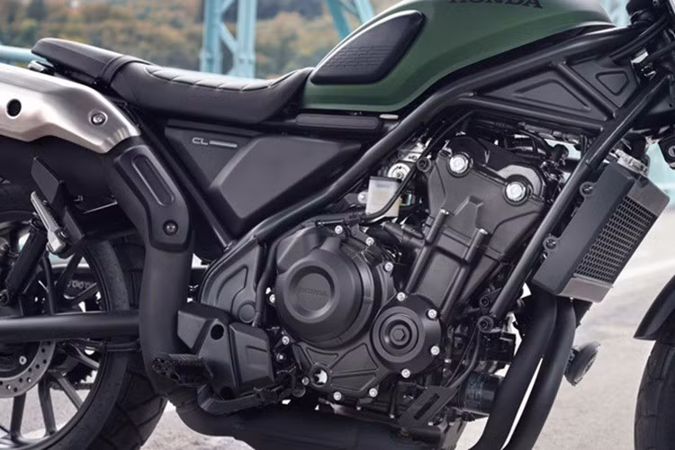 Một điểm khác biệt nổi bật nằm ở bộ mâm xe. Honda CL Street được trang bị mâm hợp kim đúc không đều: mâm trước 19 inch và mâm sau 17 inch, trong khi Rebel 500 dùng mâm 16 inch cho cả hai bánh. Cấu hình này giúp CL Street có khả năng xử lý địa hình tốt hơn, đồng thời tạo dáng vẻ khỏe khoắn, đậm chất scrambler.