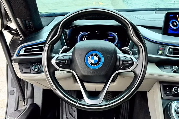 BMW i8 có trọng lượng rất nhẹ, hầu hết các bộ phận chính của i8 đều được làm bằng nhôm, các khe gió được bố trí khắp thân xe nhằm tăng khả năng lướt gió cũng như tính khí động học.