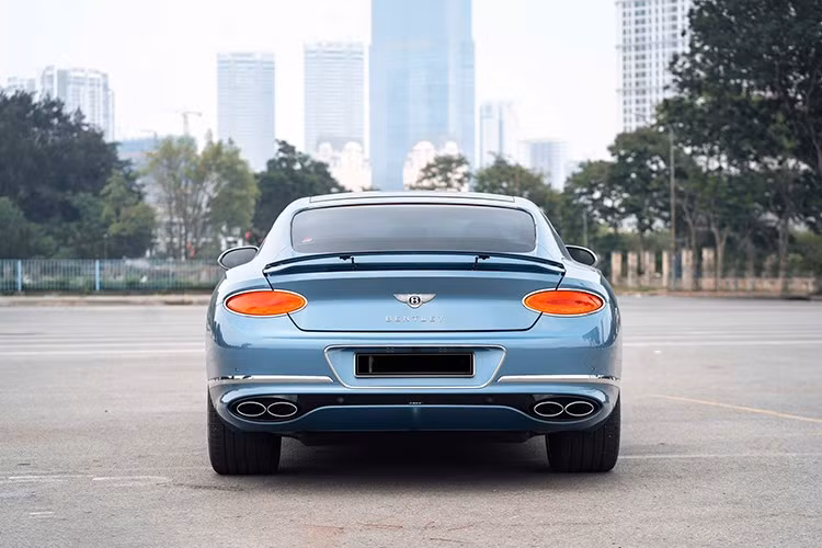 Chiếc xe Bentley Continental GT V8 Mulliner này có ngoại thất được xử lý với tông màu xanh Light Windsor rất đẹp mắt với điểm nhấn là lưới tản nhiệt hình kim cương màu đen ở trung tâm và các xương lưới màu crôm nổi bật. Đèn chào mừng Mulliner Welcome Lamps sẽ hiện ra khi chủ nhân mở cửa xe,...