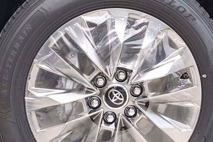 Về ngoại hình, Toyota Land Cruiser LC300 2025 được nâng cấp nhẹ về trang bị tiện nghi và công nghệ. Đây là lần nâng cấp thứ hai của dòng xe này kể từ khi ra mắt, lần đầu diễn ra vào năm 2023. Cụ thể, phần đầu xe được bổ sung thêm dải đèn LED chiếu sáng gắn trên nẹp bước chân trước/sau và cụm đèn mới tích hợp trên nắp ca-pô.