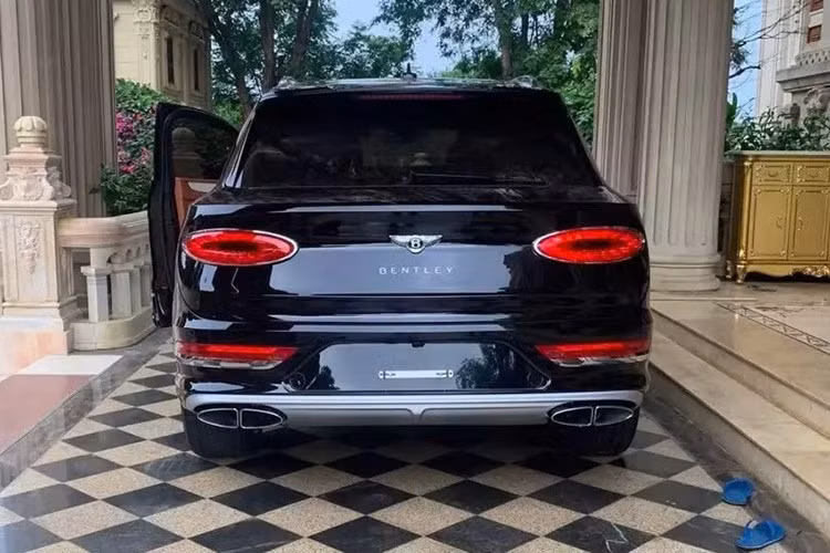 Nhưng mới đây, chiếc xe SUV siêu sang Bentley Bentayga EWB 2024 này đã có người hỏi cưới và nhanh chóng rước về biệt thự của chủ nhân, đó là 1 doanh nhân sinh sống và làm việc ở phố núi Gia Lai.