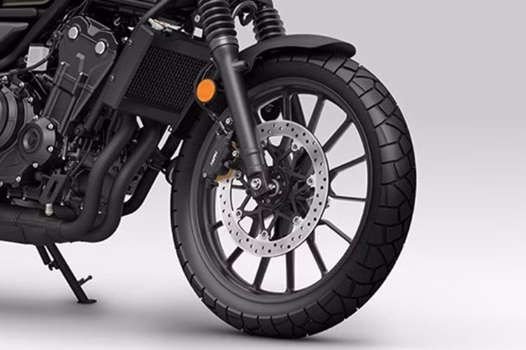 Hệ thống treo cũng được điều chỉnh với hành trình phuộc trước lên đến 150 mm (nhiều hơn 29 mm so với Rebel 500) và giảm xóc sau đạt 145 mm (tăng thêm 49 mm), hỗ trợ tốt hơn khi di chuyển trên địa hình gồ ghề.