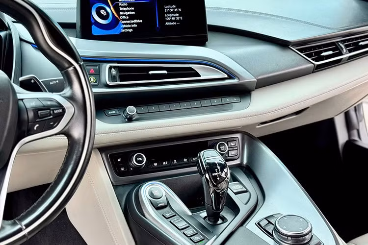 Khoang lái BMW i8 rất hiện đại với hàng loạt công nghệ tân tiến nhất của hãng xe Đức. Nội thất bên trong đều sử dụng chất liệu polyme gia cố sợi carbon, chỗ ngồi được thiết lập dạng 2+2 với phong cách thể thao. Toàn bộ ghế ngồi được bọc da, bảng táp-lô được bố trí khá khoa học với thiết kế đậm chất tương lai.