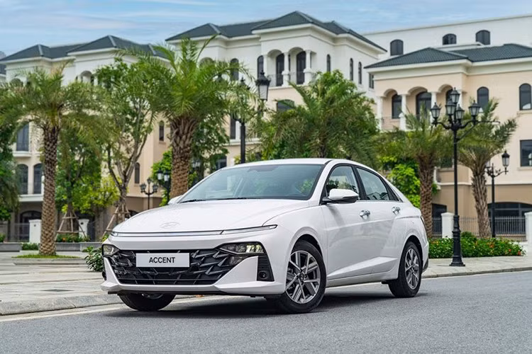 Tháng 5/2025 chứng kiến sự vươn lên của Hyundai Accent khi xe đạt doanh số 638 chiếc. So với tháng liền trước, doanh số của mẫu xe Hàn Quốc này đã tăng 12,3%, giúp Hyundai Accent đứng ở vị trí thứ hai trong phân khúc. Với thương hiệu Hyundai, Accent vẫn là mẫu xe bán chạy nhất.