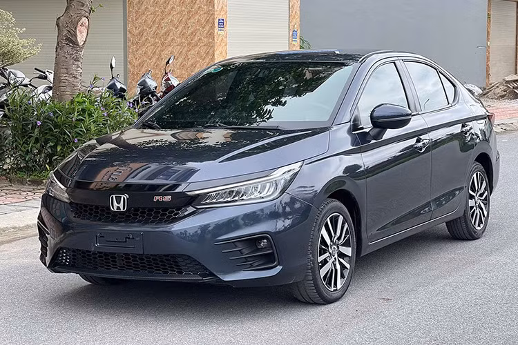 Vị trí thứ 4 trong phân khúc sedan hạng B về mặt doanh số trong tháng 5 vừa qua thuộc về Honda City. Mẫu xe Nhật Bản này chỉ bán ra 308 chiếc, giảm đến 67,7%. Có thể nói, doanh số của Honda City liên tục lên, xuống như tàu lượn trong vài tháng trở lại đây. Để duy trì sức hút, Honda Việt Nam hiện đang áp dụng chương trình hỗ trợ 50% lệ phí trước bạ cho xe, giúp khách hàng tiết kiệm số tiền từ 25 - 28 triệu đồng.