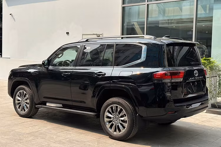 Từ tháng 3/2025, giá bán của Toyota Land Cruiser LC300 đã âm thầm được điều chỉnh trên trang chủ của Toyota Việt Nam. Theo đó, phiên bản tiêu chuẩn của mẫu SUV full-size nay có giá niêm yết 4,58 tỷ đồng, tăng 294 triệu đồng so với mức giá cũ.