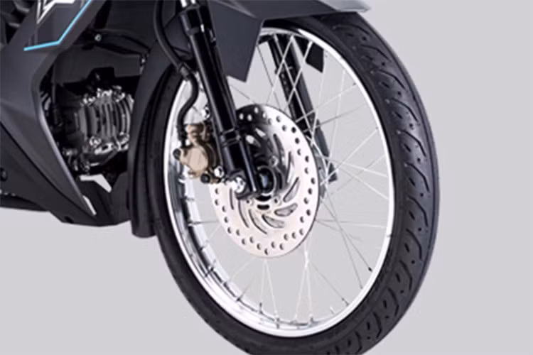 Với tổng trọng lượng chỉ 104 kg, RS125 khá nhẹ và linh hoạt. Bảng đồng hồ analog lớn của xe không chỉ đẹp mắt mà còn bao gồm chỉ báo số và tín hiệu cảnh báo kiểm tra động cơ, rất hữu ích cho người lái.