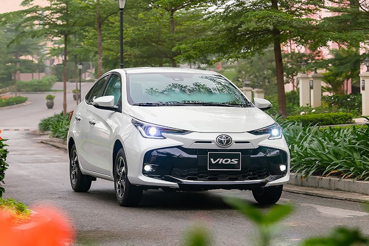 Toyota Vios là mẫu xe bán chạy nhất phân khúc sedan hạng B trong tháng 5/2025 vừa qua. Mẫu xe này đạt doanh số 1.148 chiếc, tăng trưởng đến 48,5%, cao nhất trong phân khúc, và đánh bại Honda City. Doanh số cộng dồn trong 5 tháng đầu năm 2025 của mẫu sedan được mệnh danh "xe quốc dân" hiện cũng dẫn đầu phân khúc.