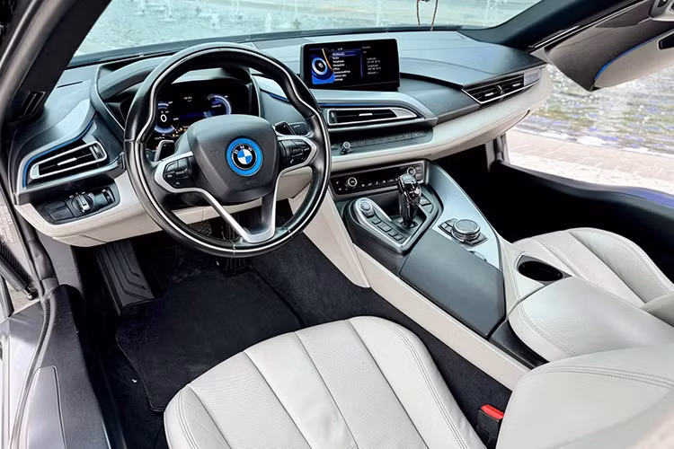 Năm 2013 tại triển lãm Frankfurt, BMW cho ra mắt phiên bản thương mại BMW i8 đậm chất thể thao, được tạo nên từ triết lý thiết kế BMW i LifeDrive và được xem là mẫu xe đi trước thời đại. Điểm ấn tượng nhất của BMW i8 chính là cửa cánh chim đẹp mắt.