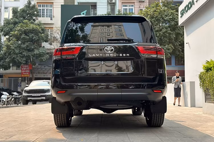 Đây không phải hiện tượng mới, bởi kể từ khi ra mắt thị trường Việt Nam năm 2021, Toyota Land Cruiser LC300 thường xuyên rơi vào tình trạng "bia kèm lạc". Lý do chủ yếu đến từ nguồn cung khan hiếm, không đáp ứng đủ nhu cầu.