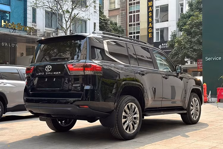 Dưới nắp ca-pô của Toyota Land Cruiser LC300 2025 nâng cấp sẽ vẫn là khối động cơ xăng V6 tăng áp kép, dung tích 3.5L, sản sinh công suất tối đa 409 mã lực và mô-men xoắn cực đại 650 Nm, kết hợp với hộp số tự động 10 cấp.