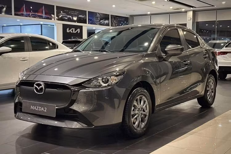 Đứng ở vị trí thứ 3 trong phân khúc sedan hạng B về mặt doanh số không phải là Honda City như thường thấy. Thay vào đó, City đã rớt khỏi cuộc đua tam mã và nhường chỗ cho đối thủ đồng hương Mazda2. Doanh số của mẫu xe nhà Mazda trong tháng 5/2025 đạt 439 chiếc, giảm 7,5%.