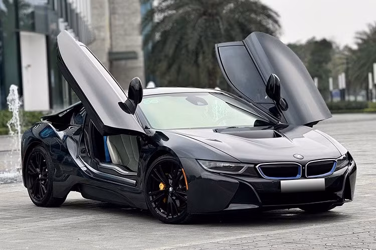 Cách đây 10 năm, trào lưu chơi xe thể thao BMW phiên bản i8 tại Việt Nam phát triển cực thịnh trong năm 2015 cũng như 2016 với hơn 35 chiếc được mang về Việt Nam. Trong số những tay chơi xe BMW i8 tại thời điểm đó có nhiều nhân vật nổi tiếng, và đến giờ, họ đều đã bán đi chiếc xe hybrid này như "Qua" Vũ, Minh "Nhựa"...