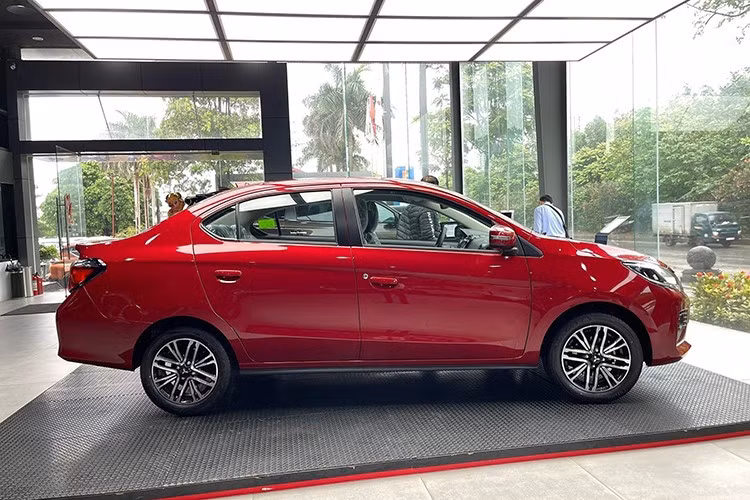 Trong thời gian qua, Mitsubishi Attrage liên tục có chương trình ưu đãi chính hãng và tháng 6/2025 cũng không phải là ngoại lệ. Trong tháng này, xe tiếp tục được hãng ưu đãi 100% lệ phí trước bạ ở bản MT và 50% ở bản CVT Premium.