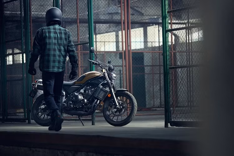 Tuy nhiên, để phù hợp hơn với nhu cầu chạy đường đất và vượt địa hình nhẹ, mẫu CL Street được nâng cấp hệ thống giảm xóc, tăng khoảng sáng gầm xe và điều chỉnh vị trí ống xả cao hơn, giúp xe vượt chướng ngại vật dễ dàng hơn mà vẫn giữ được trọng tâm ổn định và khả năng phân bổ trọng lượng hợp lý.