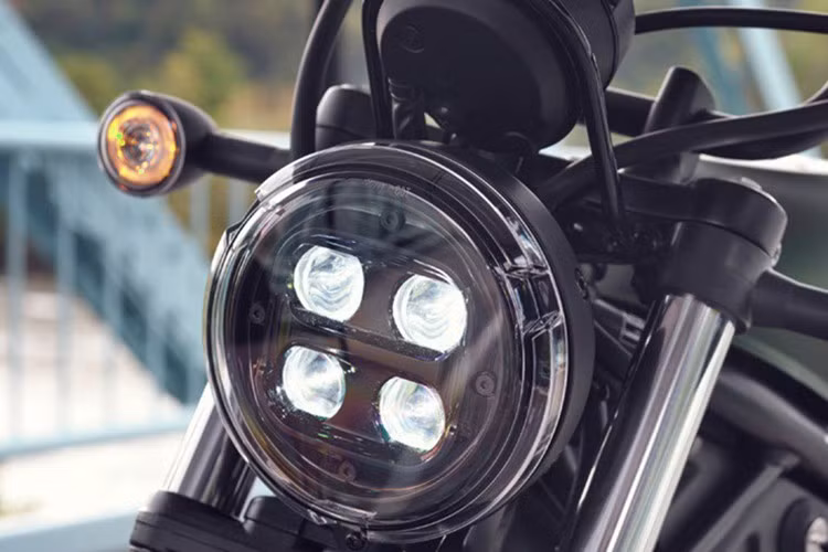 Hệ khung sườn của xe sử dụng loại Steel Diamond Frame, tuy giống với Rebel 500 nhưng phần khung phụ phía sau được thiết kế lại, giúp chiều dài cơ sở rút gọn còn 1.485 mm (ngắn hơn Rebel 500 khoảng 6 mm).