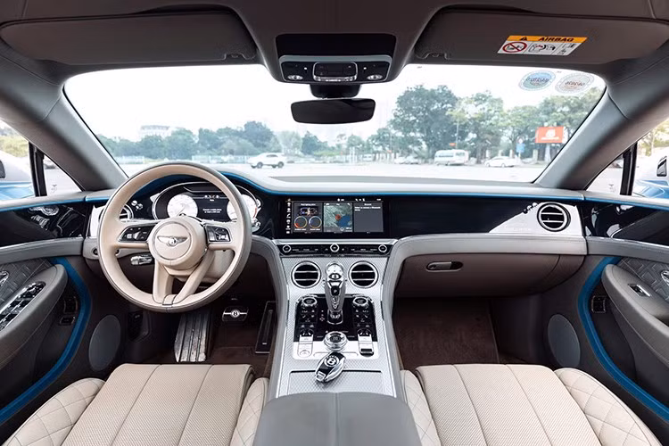 Ngoài ra, xe còn có logo Mulliner trên bậc cửa được phát sáng như cách chào đón vị chủ nhân sành điệu, chuyên đặt hàng bộ phận cá nhân hóa của hãng xe Bentley để tạo ra không chỉ chiếc Continental GT V8 Mulliner này mà còn có Flying Spur Design Series và Bentayga Design Series.