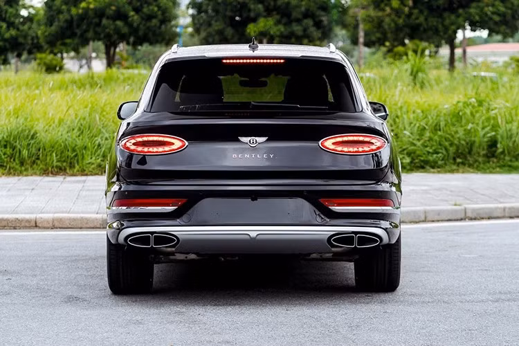 Mẫu xe SUV siêu sang Bentley Bentayga EWB Azure còn được trang bị rất nhiều đồ chơi như cảm biến nhiệt độ mới, tránh lạnh hoặc nóng quá, dễ sốc nhiệt.