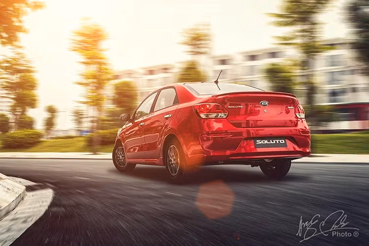 Tương tự Mitsubishi Attrage, Kia Soluto có giá rẻ, chỉ từ 386 - 482 triệu đồng, nhưng thiết kế và trang bị lại kém ấn tượng. Điều này khiến mẫu xe Hàn Quốc khá chật vật tại thị trường Việt Nam trong suốt thời gian qua.