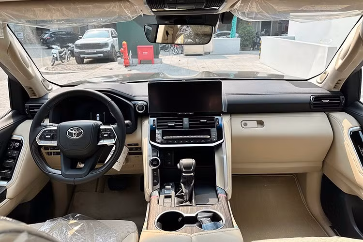 Khoang cabin cũng có thay đổi đáng chú ý với cụm đồng hồ kỹ thuật số mới kích thước 12,3 inch, thay thế cho loại 7 inch trước đây, mang đến trải nghiệm hiển thị hiện đại và trực quan hơn. Tuy nhiên, tính năng sạc điện thoại không dây đã bị loại bỏ trên bản nâng cấp này.