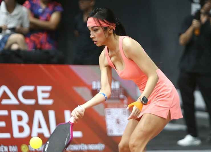 Chỉ sau 6 tháng tập luyện, người đẹp đã tham gia 4 giải đấu cấp độ Newbie, để lại dấu ấn với lối chơi mạnh mẽ, giàu kỹ thuật và tinh thần thi đấu quyết liệt.