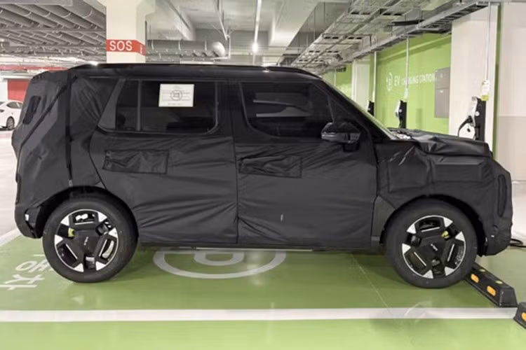 Điểm khác biệt nằm ở những chi tiết đặc thù cho xe điện như: lưới tản nhiệt đóng kín và cổng sạc. Trước đó, nguyên mẫu chạy thử tại Hàn Quốc được phát hiện có cổng sạc đặt bên hông trái.