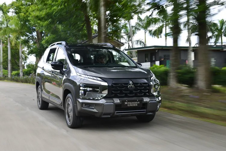 Xe đi kèm hai lựa chọn hộp số gồm hộp số sàn 5 cấp hoặc số tự động 4 cấp. Đáng chú ý, phiên bản sử dụng hộp số vô cấp (CVT) vẫn chưa được hãng xe Nhật Bản đưa vào dòng sản phẩm Xpander tại thời điểm này.