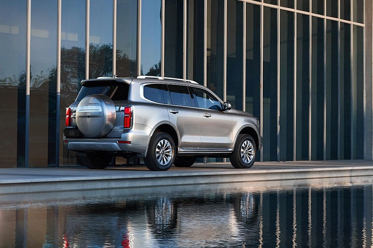 Phiên bản Hi4-Z được trang bị động cơ 2.0T tương tự và hai mô-tơ điện, kết hợp với hộp số DHT 3 cấp, tạo ra tổng công suất 635kW (852 mã lực) và mô-men xoắn cực đại 1.195Nm. Mô-tơ trước và sau lần lượt cho công suất 215 kW/400Nm và 240 kW/415Nm.