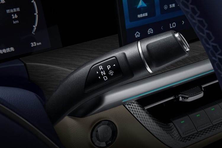 Ngoài ra, khoang lái vẫn giữ nguyên bảng đồng hồ LCD 12,3 inch, màn hình điều khiển trung tâm 14,6 inch, đồng hồ dưới màn hình và HUD, chạy hệ điều hành Coffee OS 3 của GWM, tích hợp chip Qualcomm Snapdragon 8295.