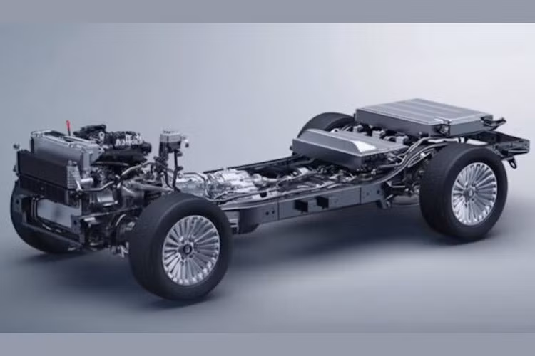 Phiên bản Hi4-T PHEV sử dụng động cơ 2.0T và động cơ điện, kết hợp với hộp số tự động 9 cấp 9HAT, cho tổng công suất 300kW (402 mã lực) và mô-men xoắn cực đại 750Nm. Động cơ 2.0T sản sinh công suất 180kW và 380Nm. Động cơ điện sản sinh công suất 130kW và 495Nm.