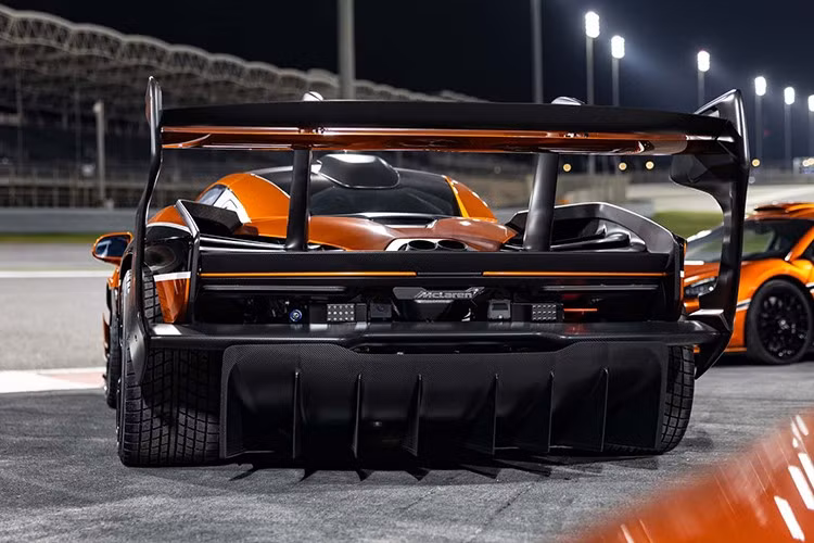 Chỉ riêng chiếc McLaren F1 này, với động cơ V12 sản sinh công suất 618 mã lực và khả năng tăng tốc từ 0 đến 97 km/h chỉ trong 3,2 giây, đã có thể được coi là viên ngọc quý trong bất kỳ bộ sưu tập nào, có thể lên đến hàng chục triệu USD.