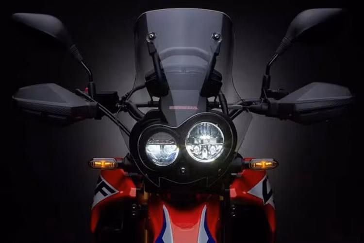 Hệ thống treo trước của Honda CRF250 Rally 2025 sử dụng phuộc ngược Showa đường kính 43 mm, trong khi phía sau là giảm xóc monoshock Showa.