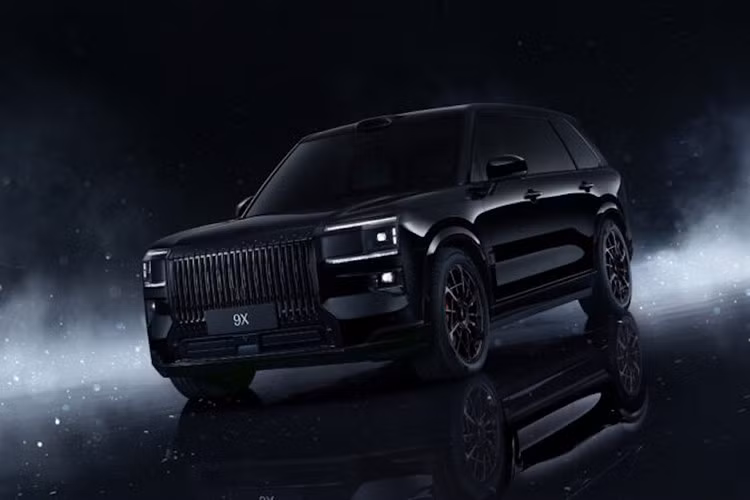 Điểm nhấn tiếp theo của xe là hệ truyền động hybrid cắm sạc (PHEV), bao gồm động cơ xăng tăng áp 2.0L với công suất tối đa 205 kW (275 mã lực), hiệu suất nhiệt hơn 46%. Ngoài ra, xe còn có 3 mô-tơ điện silicon carbide với tổng công suất 1.030 kW (1.381 mã lực). Xe có khả năng tăng tốc từ 0-100 km/h trong 3,1 giây và tốc độ tối đa đạt 240 km/h.