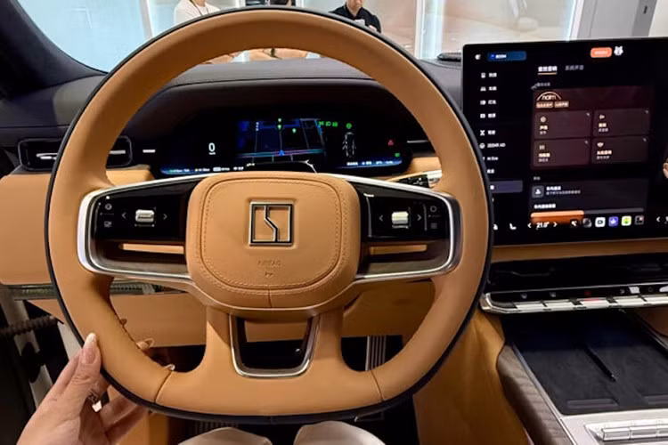 Trước đó, vào hồi tháng 8/2023, Bentley đã thông báo 18 chiếc xe siêu sang Batur do Mulliner chế tác sẽ có hệ thống âm thanh “Naim for Mulliner” tùy chọn. Theo Bentley, đây là “hệ thống âm thanh trên xe tinh xảo nhất từng được tạo ra”, là kết quả của 10.000 giờ phát triển, với phần cứng hoàn toàn mới.