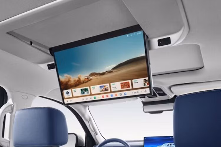 Về nội thất, thay đổi lớn nhất nằm ở việc bổ sung cần số điện tử trên vô lăng, tủ lạnh 50W với dải nhiệt độ từ -6°C đến 50°C và hai đế sạc không dây 50W.