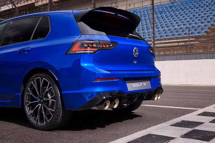 Trên thế giới, biến thể cuối cùng mạnh mẽ nhất của khối động cơ đốt trong là Golf R 2.5 TFSI, mẫu xe kế nhiệm sẽ là Golf Mk9 thuần điện.