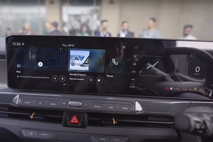 Syros EV dự kiến giữ nguyên kích thước dài 3.995 mm, rộng 1.805 mm, cao 1.680 mm, chiều dài cơ sở 2.550 mm. Bản điện thể sẽ có thêm màu sơn riêng, ngoài 8 màu đơn sắc đã có trên bản xăng.